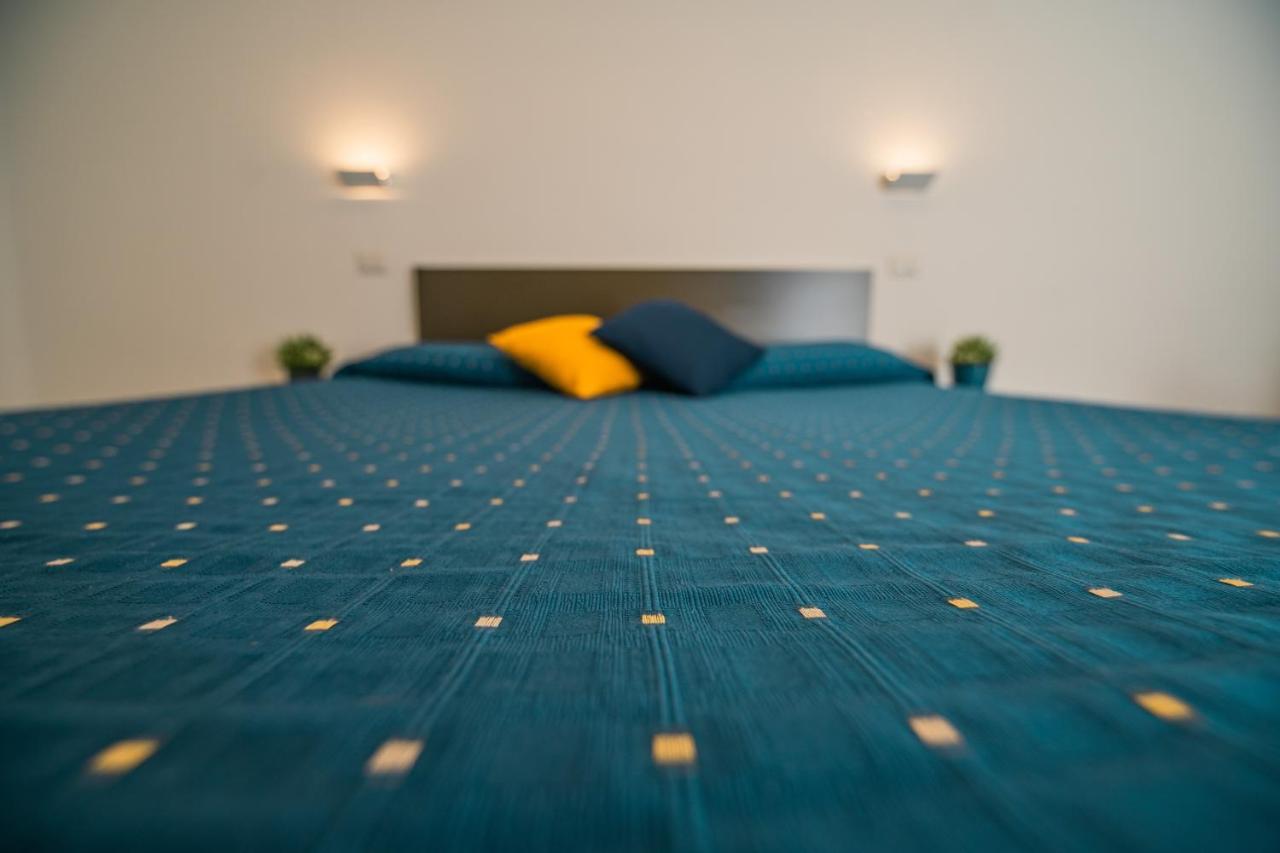 Hub Ferroviario - 12 Posti Letto Per Il Tuo Gruppo A Napoli Con Wifi E Netflix B&B 외부 사진